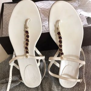 White Gucci thong sandals classic stripe and chain